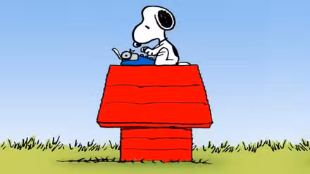 Snoopy escribe en una máquina de escribir en lo alto de su casa en el cómic de Peanuts