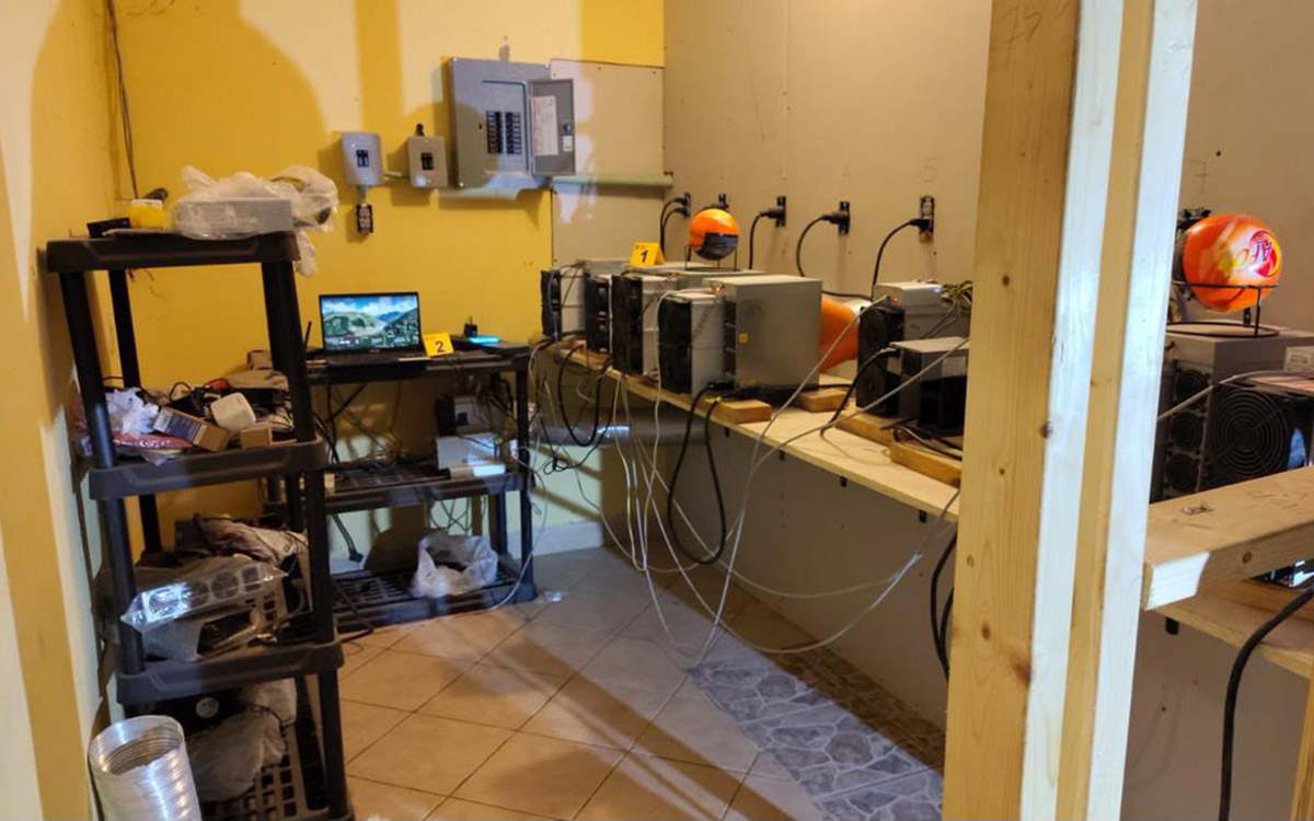 Aseguran supuesta granja de minería de criptomonedas durante cateo en Camargo