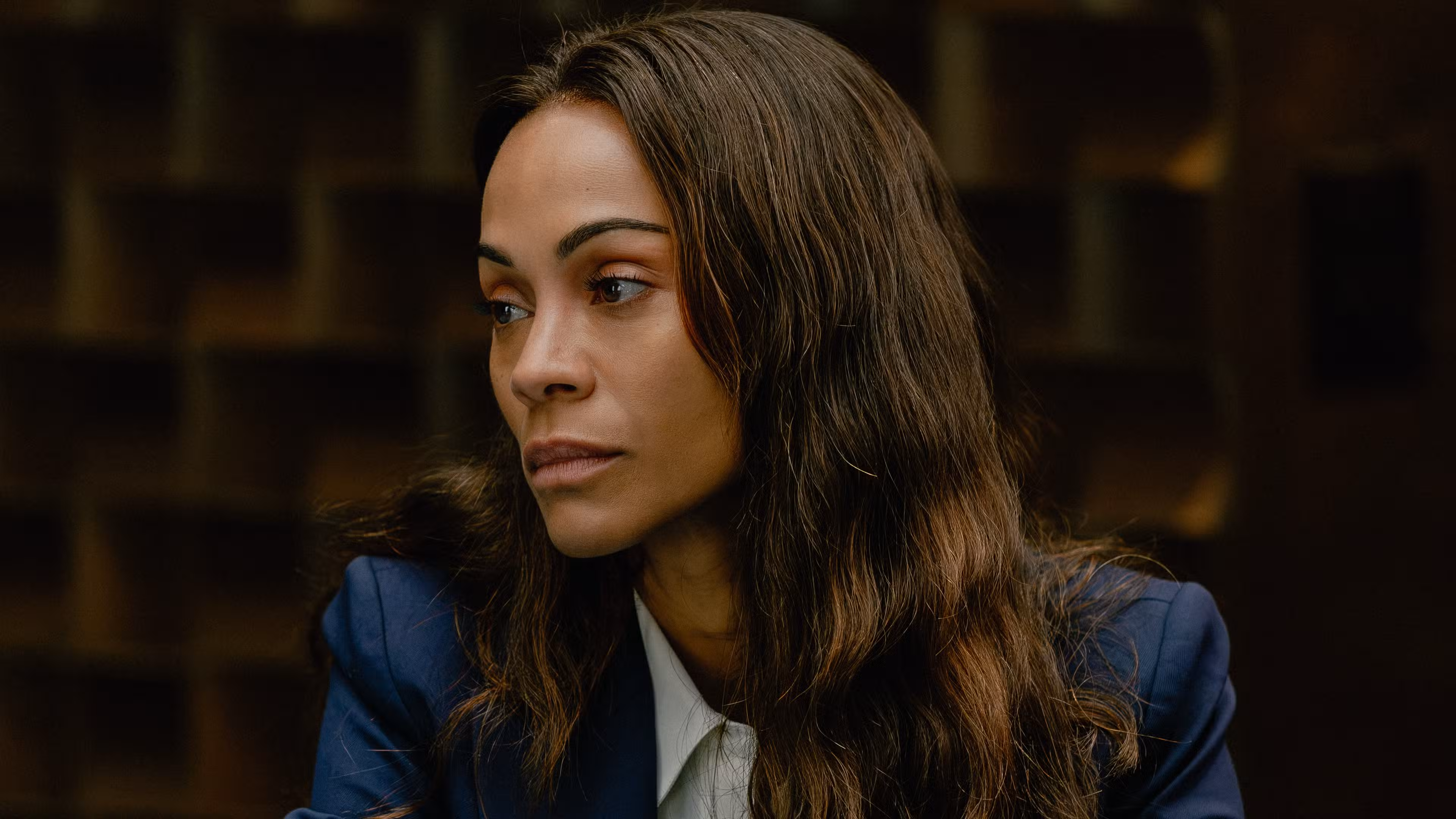 Primer plano de Zoe Saldana como Joe en Lioness temporada 3, episodio 3