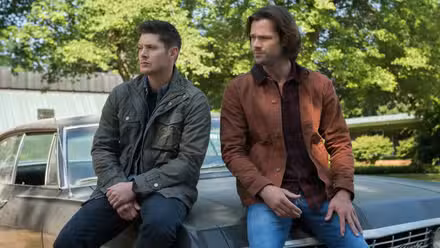 Sobrenatural todavía presenta a Sam y Dean en el capó del Impala.