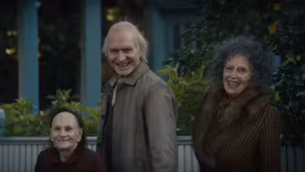 Tres personas espeluznantes sonriendo en Insidious Out of the Further