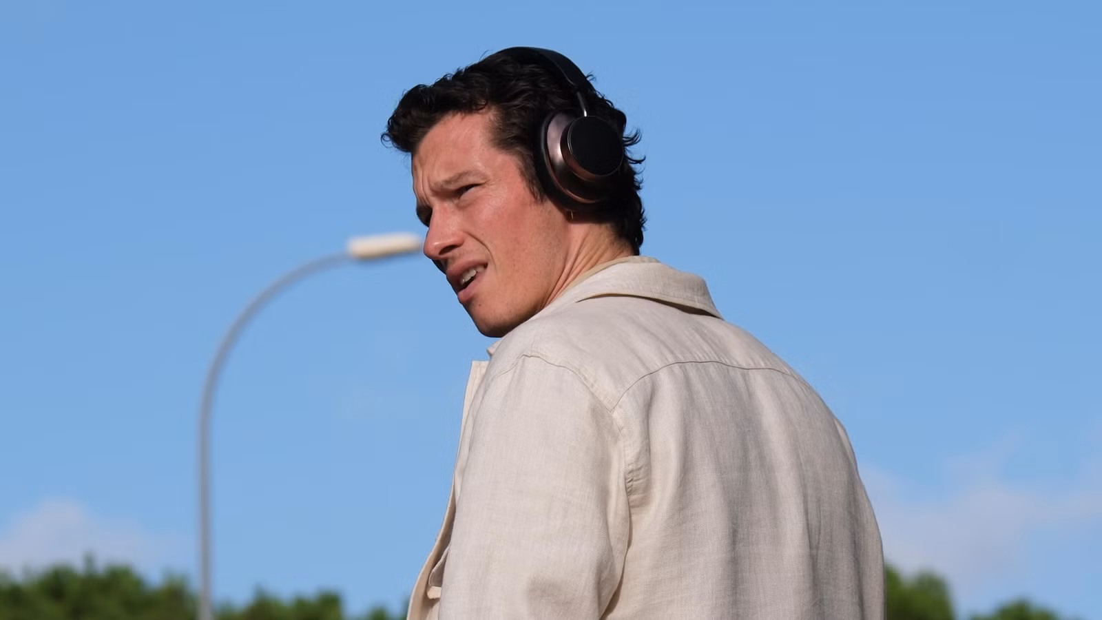 El nuevo remake de suspense de Callum Turner y Elle Fanning se lanza oficialmente en streaming esta semana