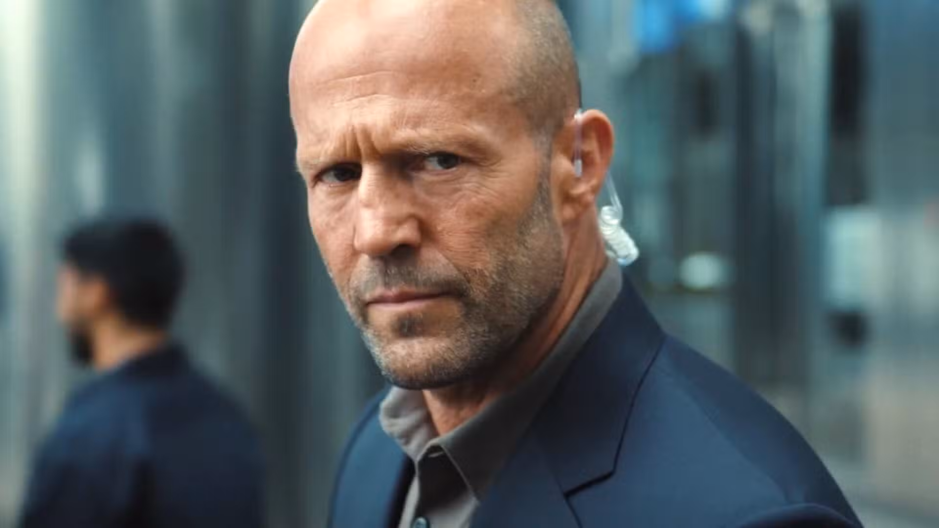 Jason Statham es un agente que escucha algo en Mutiny.
