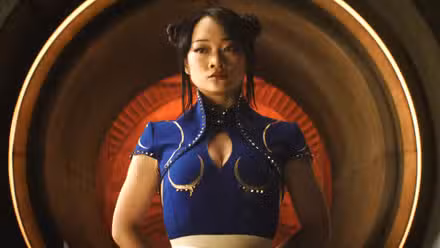 Callina Liang como Chun-Li posando contra una pared en Street Fighter 2026
