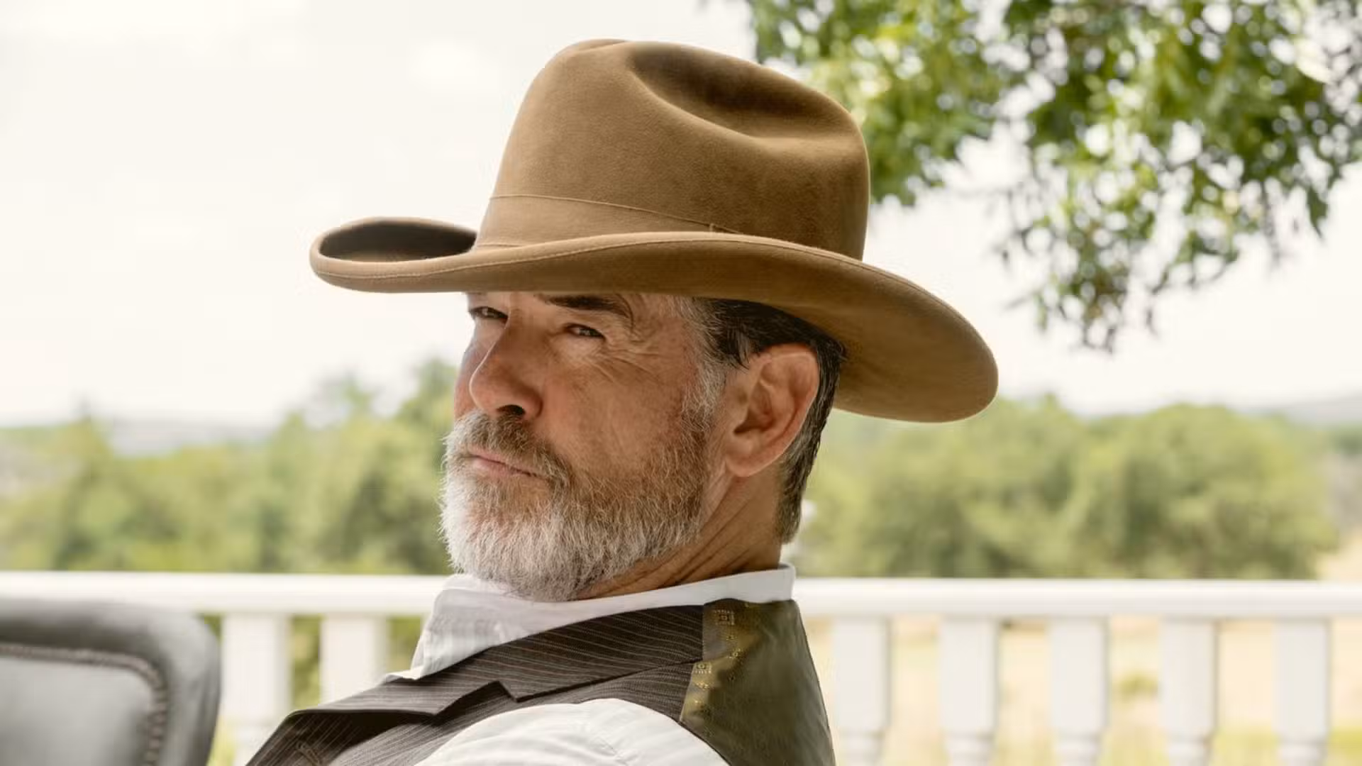 Pierce Brosnan con sombrero y entrecerrando los ojos en The Son