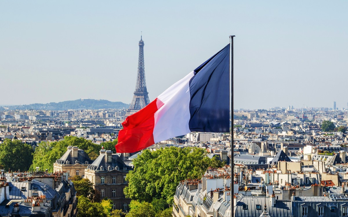 Francia aprueba muerte asistida, pero cancela la prohibición de las redes sociales para menores