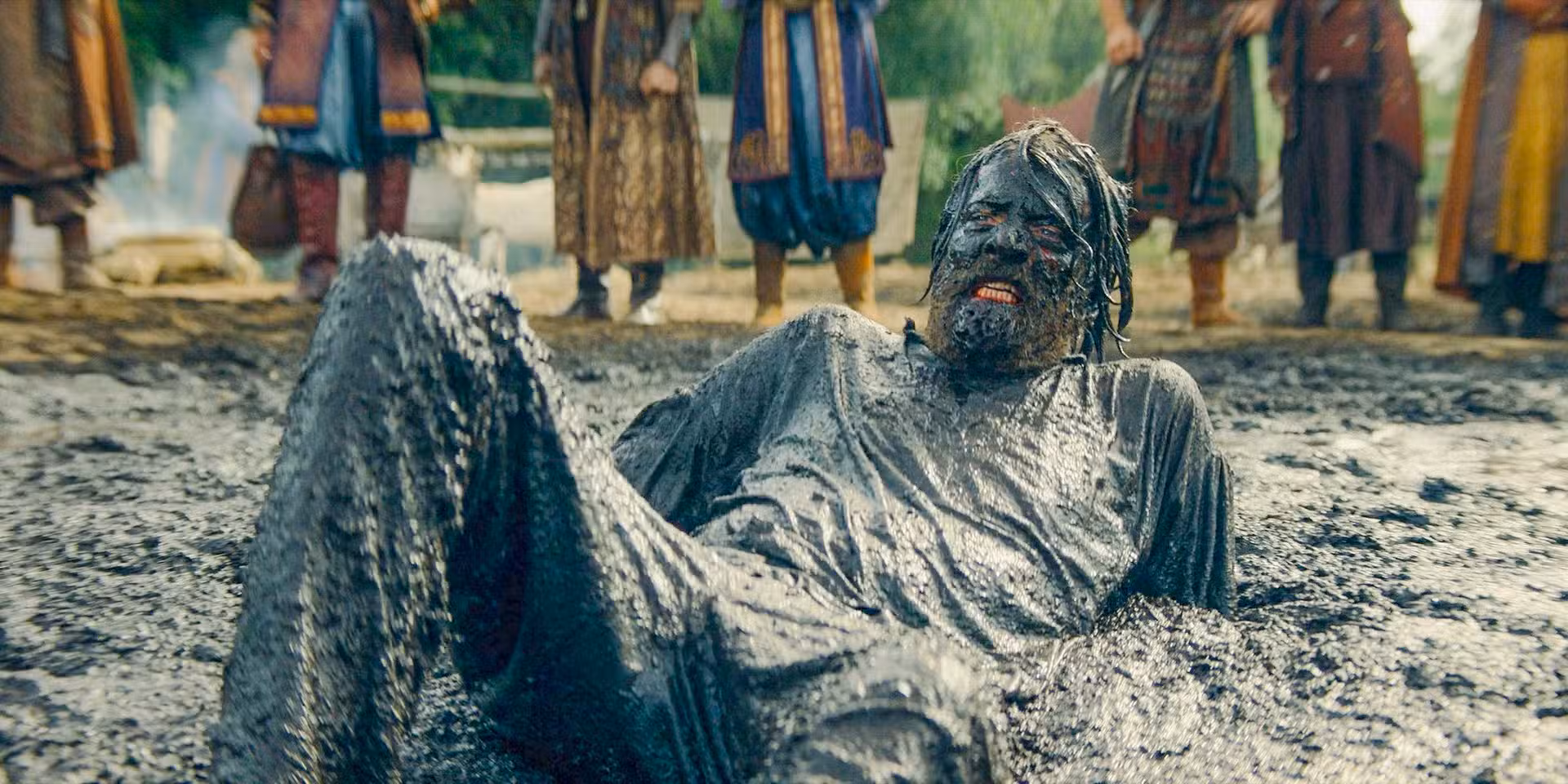 Tyland Lannister (Jefferson Hall) cubierto de barro en House of the Dragon temporada 2 Episodio 8