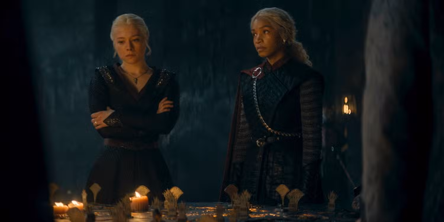 Rhaenyra (Emma D'Arcy) y Baela Targaryen (Bethany Antonia) en la Mesa Pintada en House of the Dragon temporada 2 episodio 3