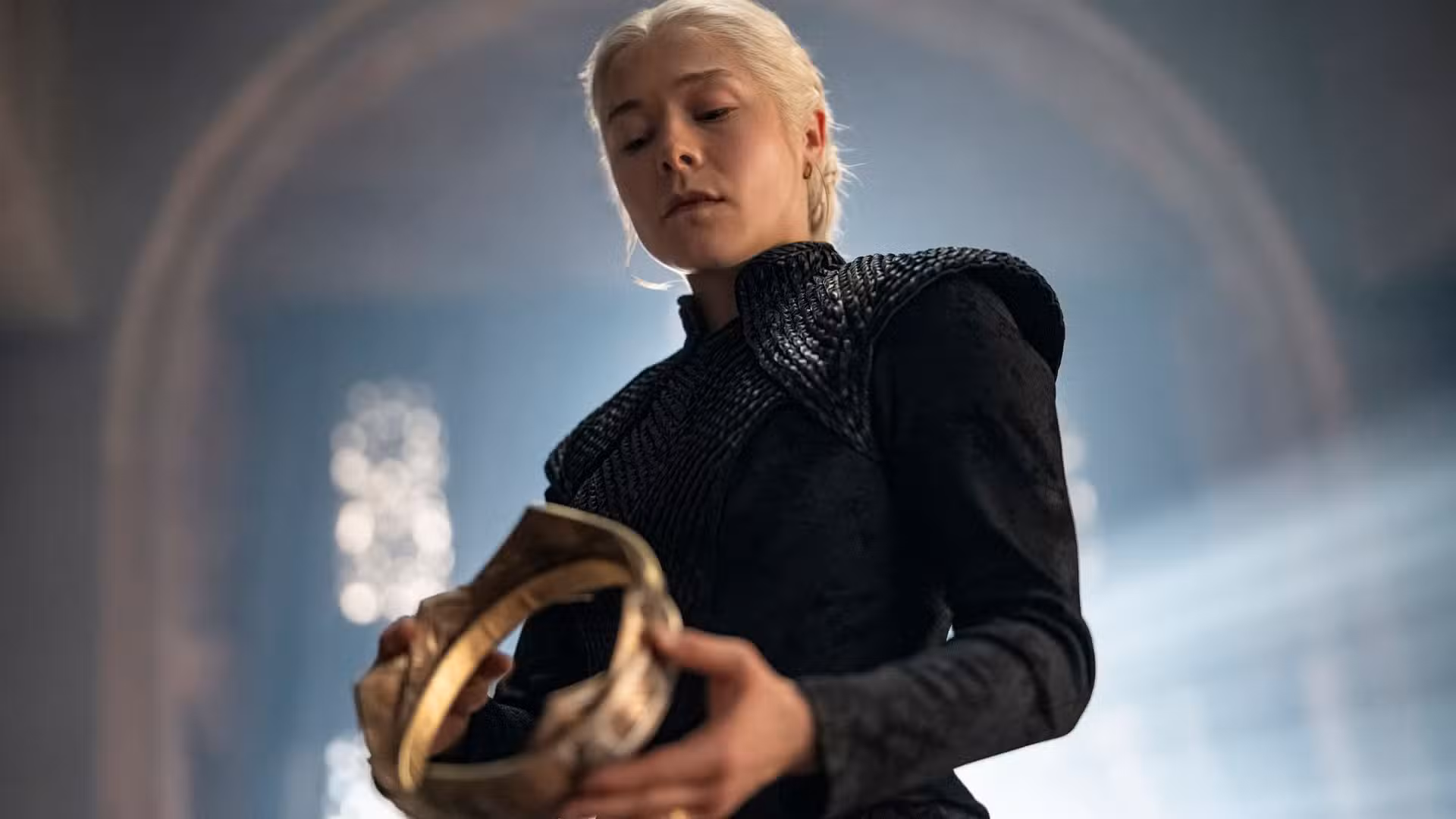 Rhaenyra mirando su corona en House of the Dragon