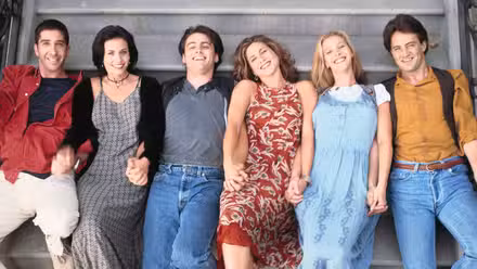 El elenco de Friends recostados uno al lado del otro en las escaleras en Friends.