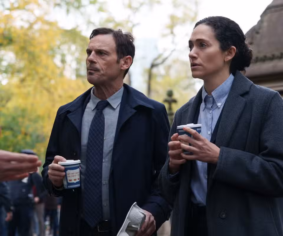 FURIOSO, desde la izquierda: Scoot McNairy, Emmy Rossum, 'Memory Distortion' (temporada 1, ep.103, emitido el 27 de julio de 2026). Foto: Sarah Shatz / ©Hulu/Disney