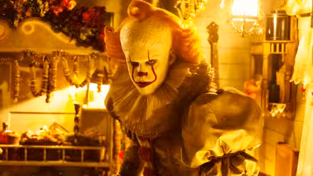 Bill Skarsgard como Pennywise en It: Bienvenido a Derry