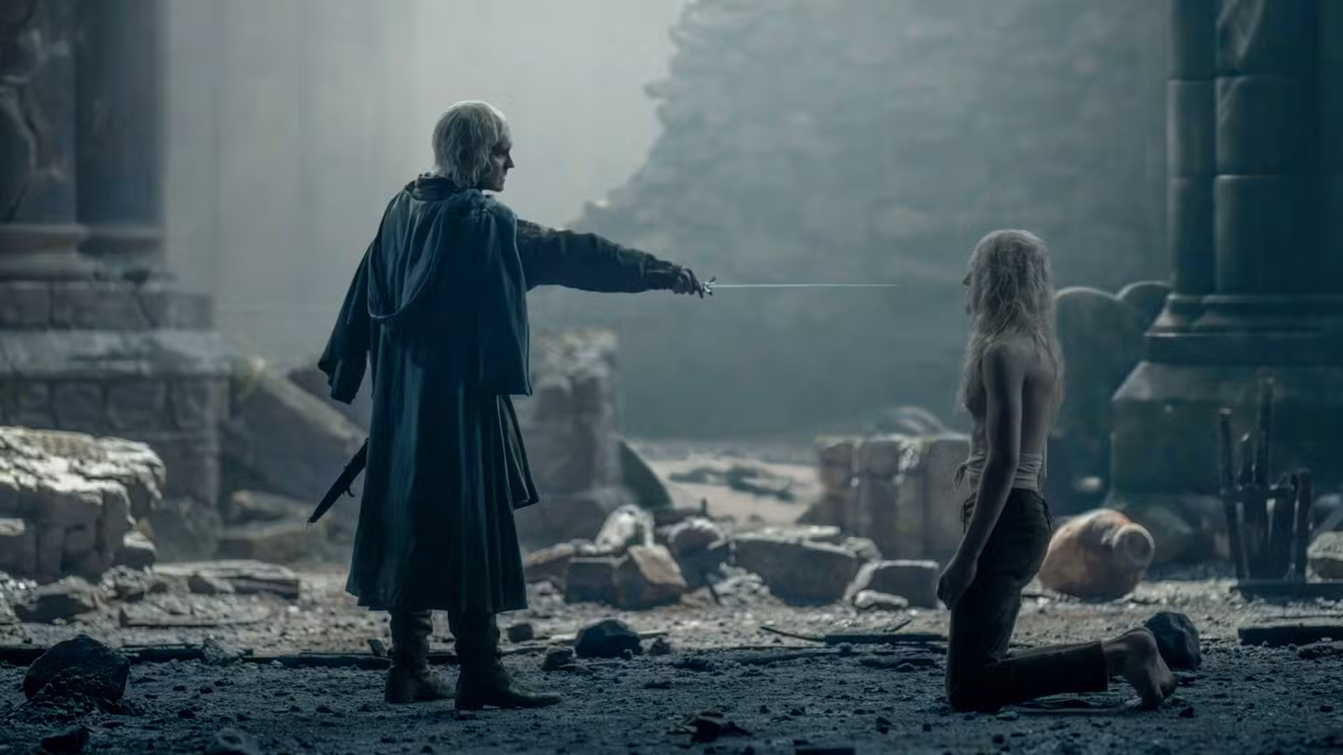 Aegon apuntando con una espada a Aemond en House of the Dragon temporada 3 episodio 8