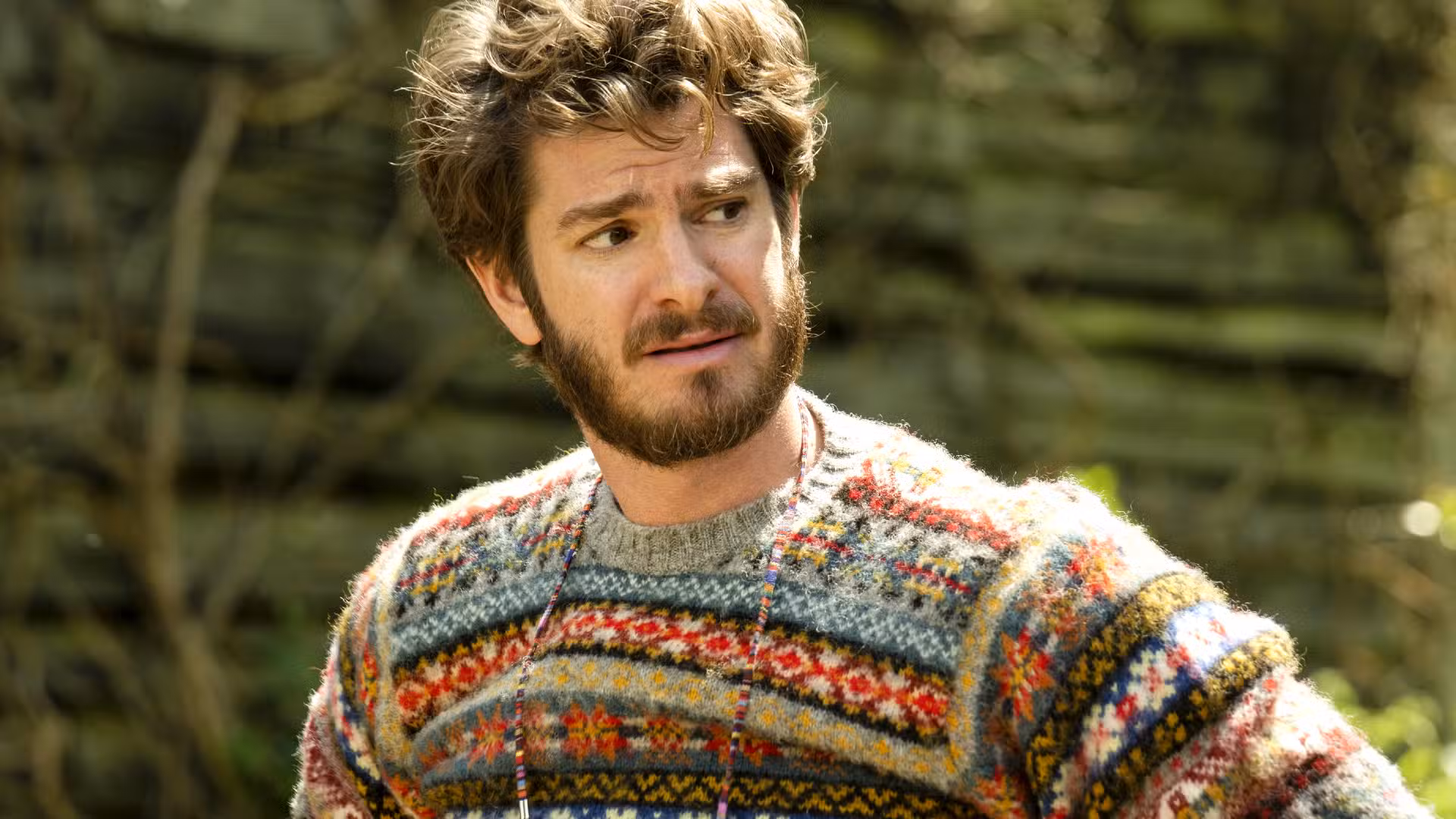 Andrew Garfield luce nervioso con un suéter en The Magic Faraway Tree