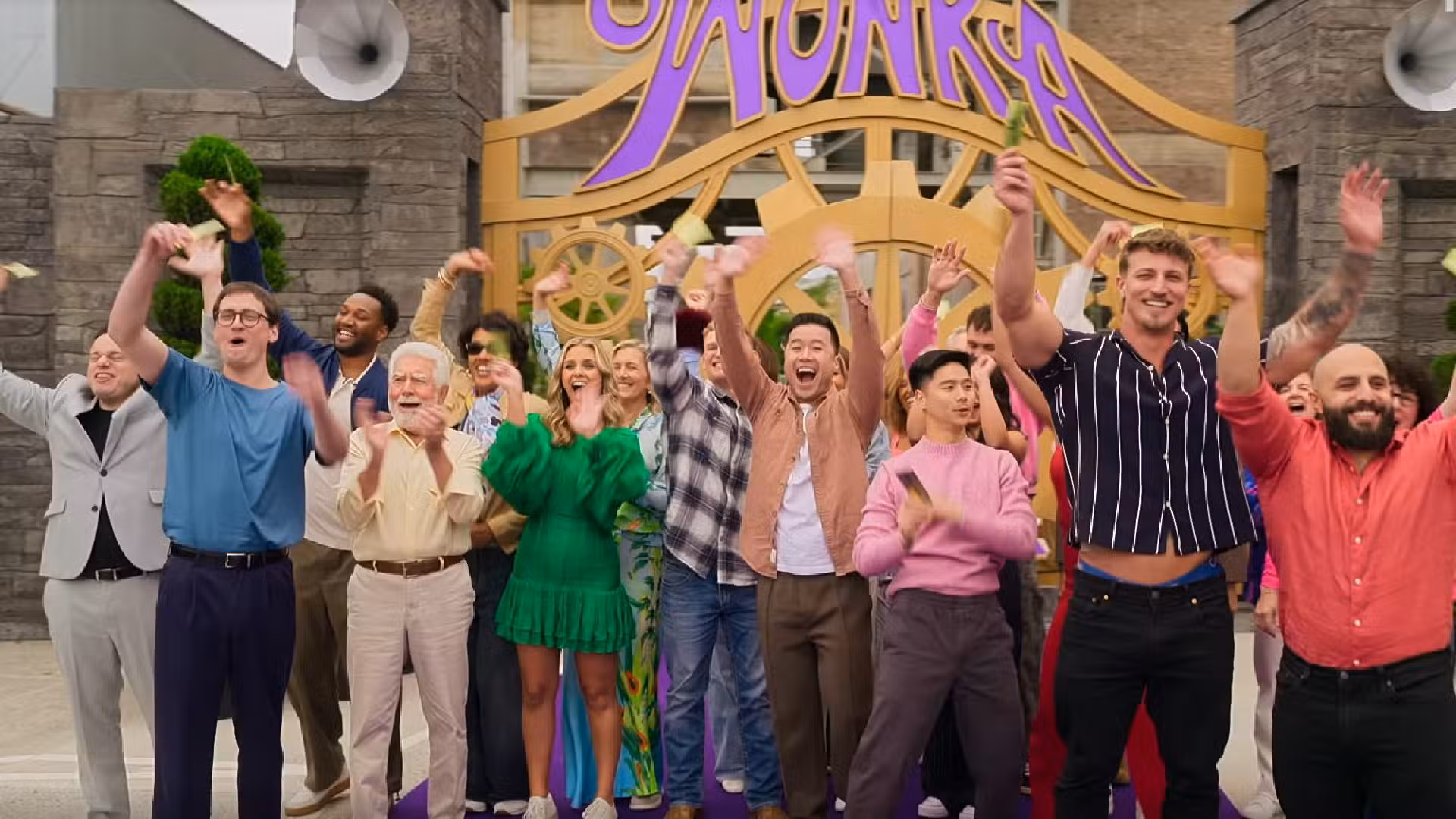 Los concursantes de Wonka The Golden Ticket saludando y sonriendo afuera de la fábrica