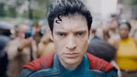 David Corenswet como Superman con mirada preocupada