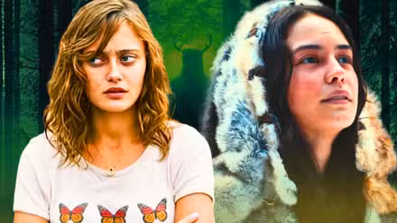 Imagen personalizada de Jackie (Ella Purnell) con una camiseta de mariposas y mirando de reojo y Lottie (Courtney Eaton) mirando hacia arriba con una sonrisa en Yellowjackets.