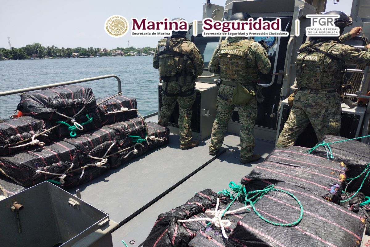 Marina halla 1.6 toneladas de cocaína flotando en aguas de Michoacán