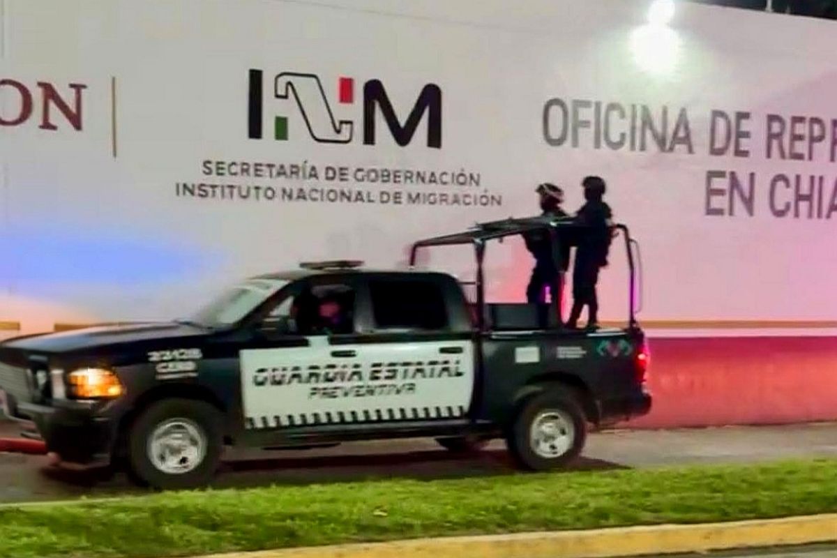 Migrantes denuncian extorsiones de 300 dólares en estación del INM de Chiapas