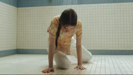 Carrie de Summer H. Howell llorando mientras está acostada en el piso de la ducha en Carrie