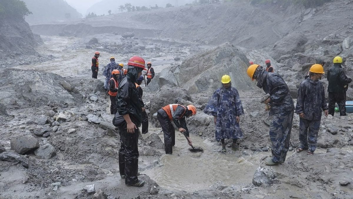 Nepal eleva a 903 los muertos y a 4,247 los desaparecidos por la devastadora riada