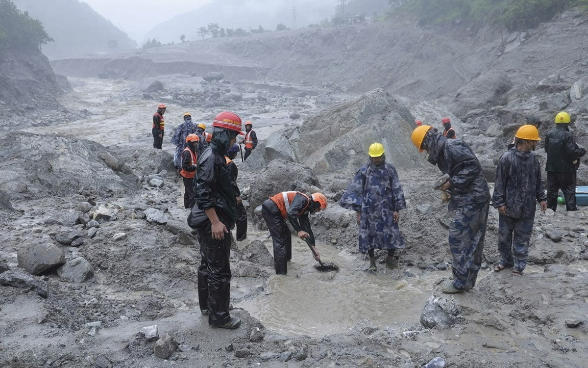 Nepal eleva a 903 los muertos y a 4,247 los desaparecidos por la devastadora riada