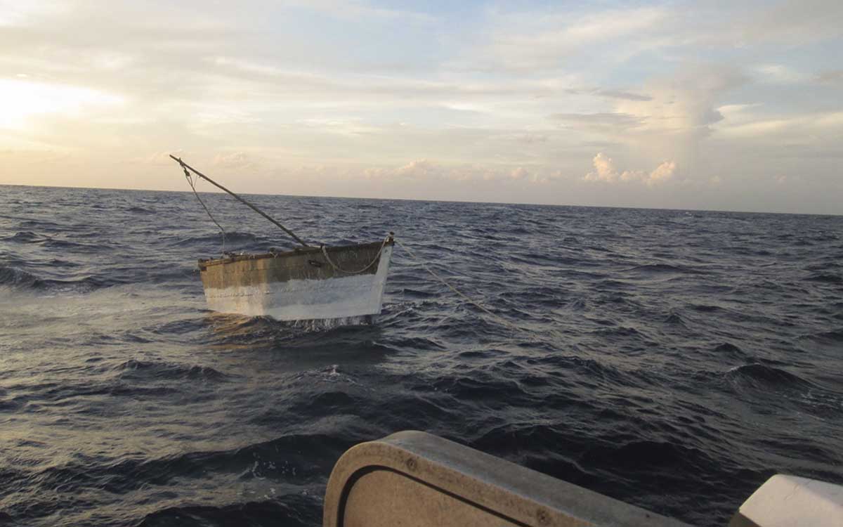 Por aire y por mar buscan a dos pescadores en Tonalá, Chiapas