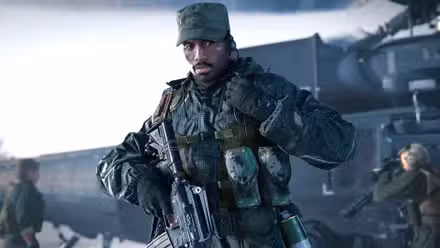 Troy Marshall parado cerca de un helicóptero mientras usa su equipo táctico en Call of Duty_ Black Ops 6