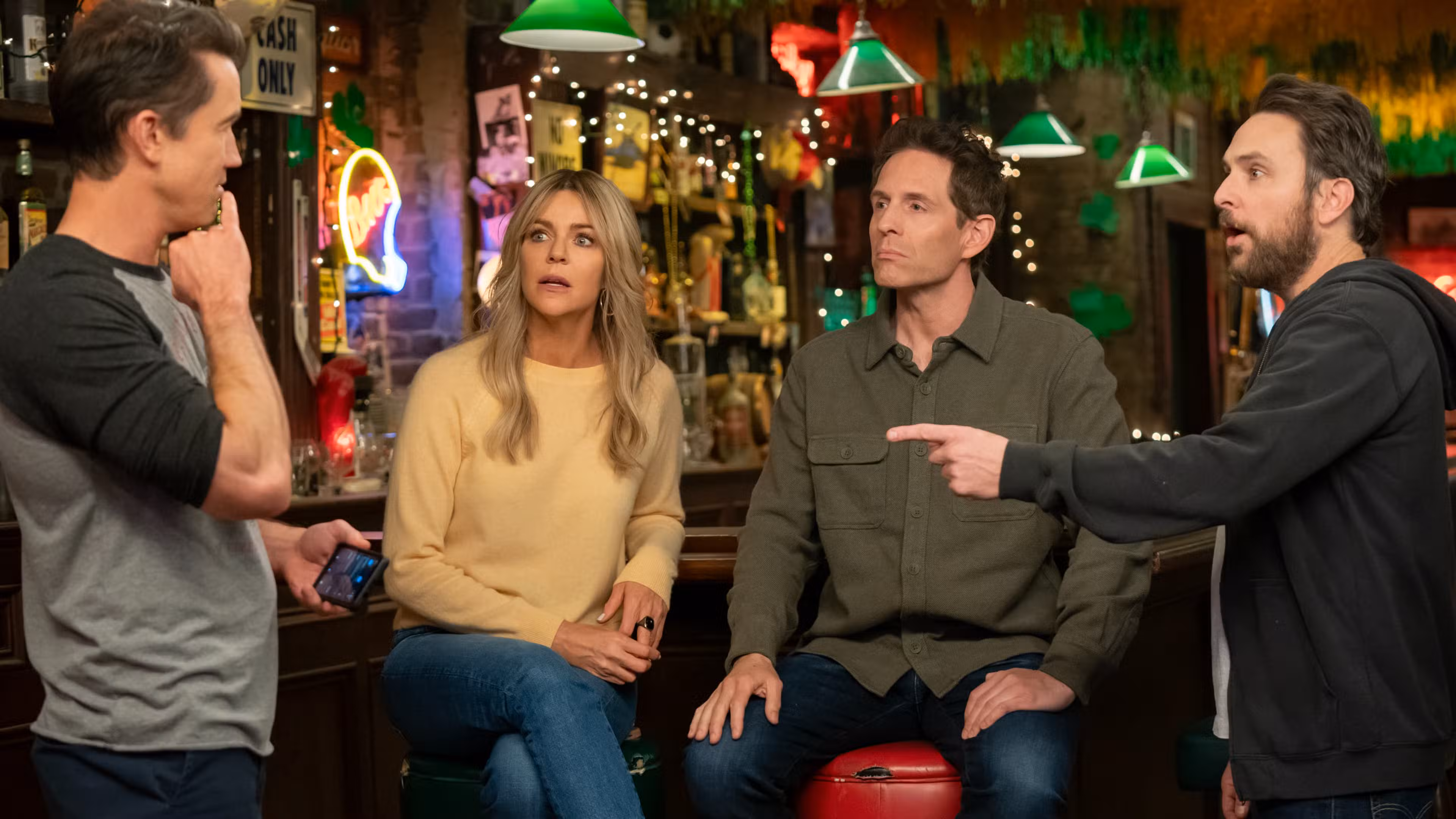 Mac, Dee, Dennis y Charlie en Paddy's Pub en It's Always Sunny in Philadelphia temporada 18-1