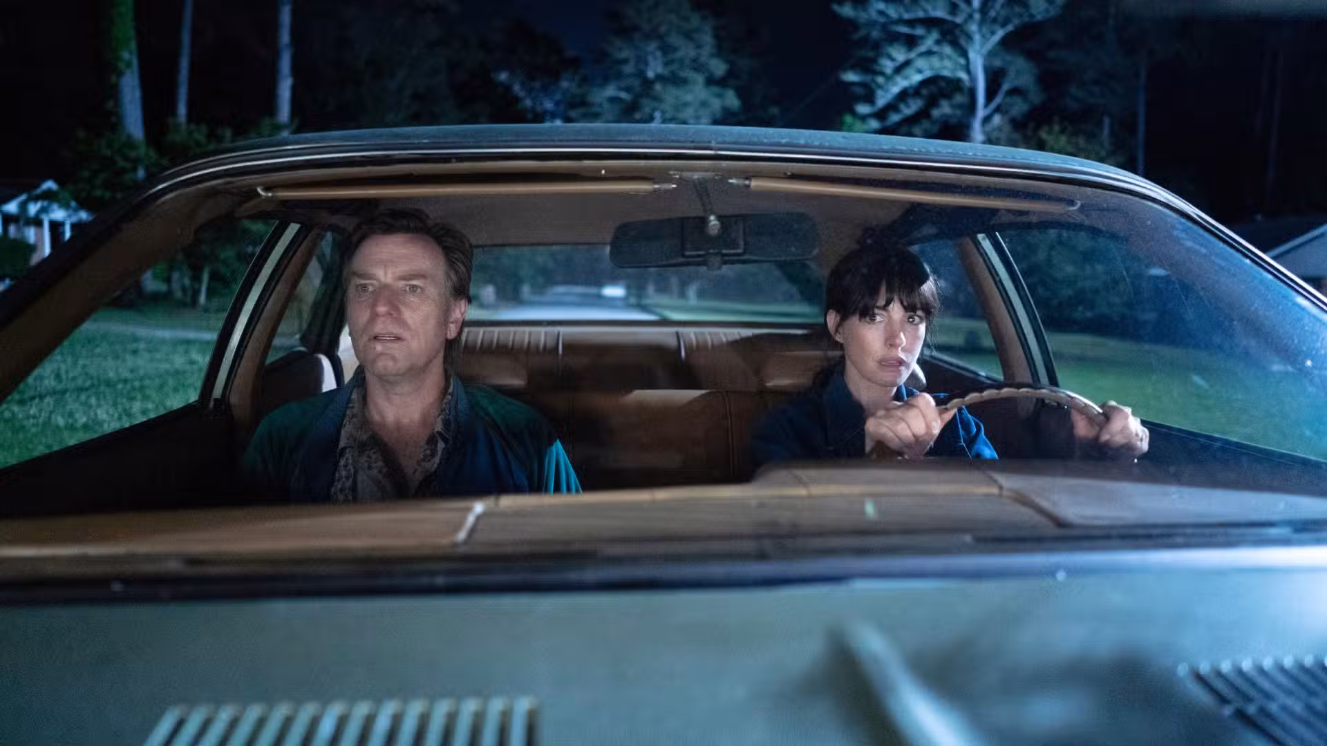 Anne Hathaway y Ewan McGregor en El final de Oak Street