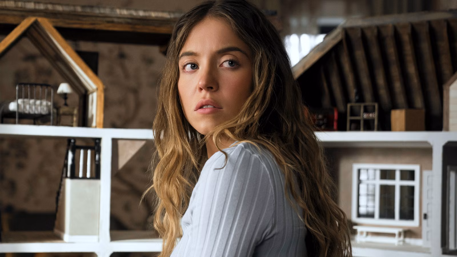 Sydney Sweeney enciende la especulación sobre la Mujer Maravilla de DCU mientras se viste en una nueva imagen