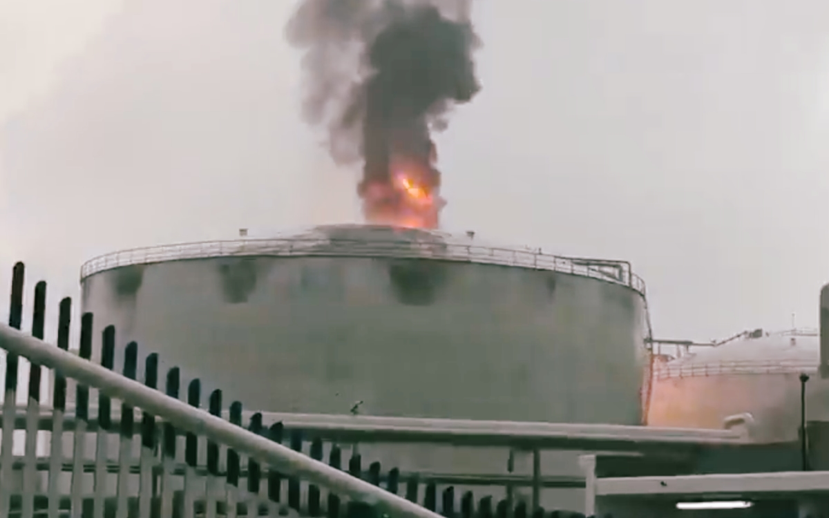 Tormenta eléctrica provoca incendio en tanque de Terminal Pajaritos en Veracruz