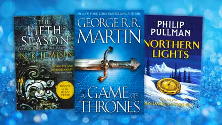 Portadas de libros de La Quinta Temporada de NK Jemisin (La Tierra Rota #1), Juego de Tronos de George RR Martin (Canción de Hielo y Fuego #1) y Northern Lights de Phillip Pullman (His Dark Materials #1) sobre un fondo azul brillante.