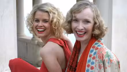 Alice Eve y Lindsay Duncan en Poirot de Agatha Christie, temporada 10, episodio 1