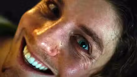 un hombre sonriendo en la sonrisa de la película