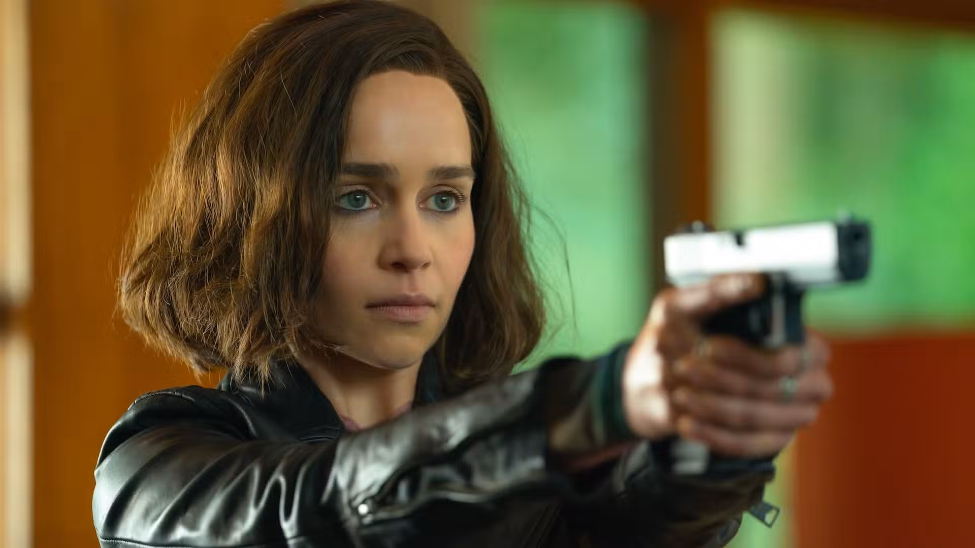 Emilia Clarke sostiene un arma en Secret Invasion