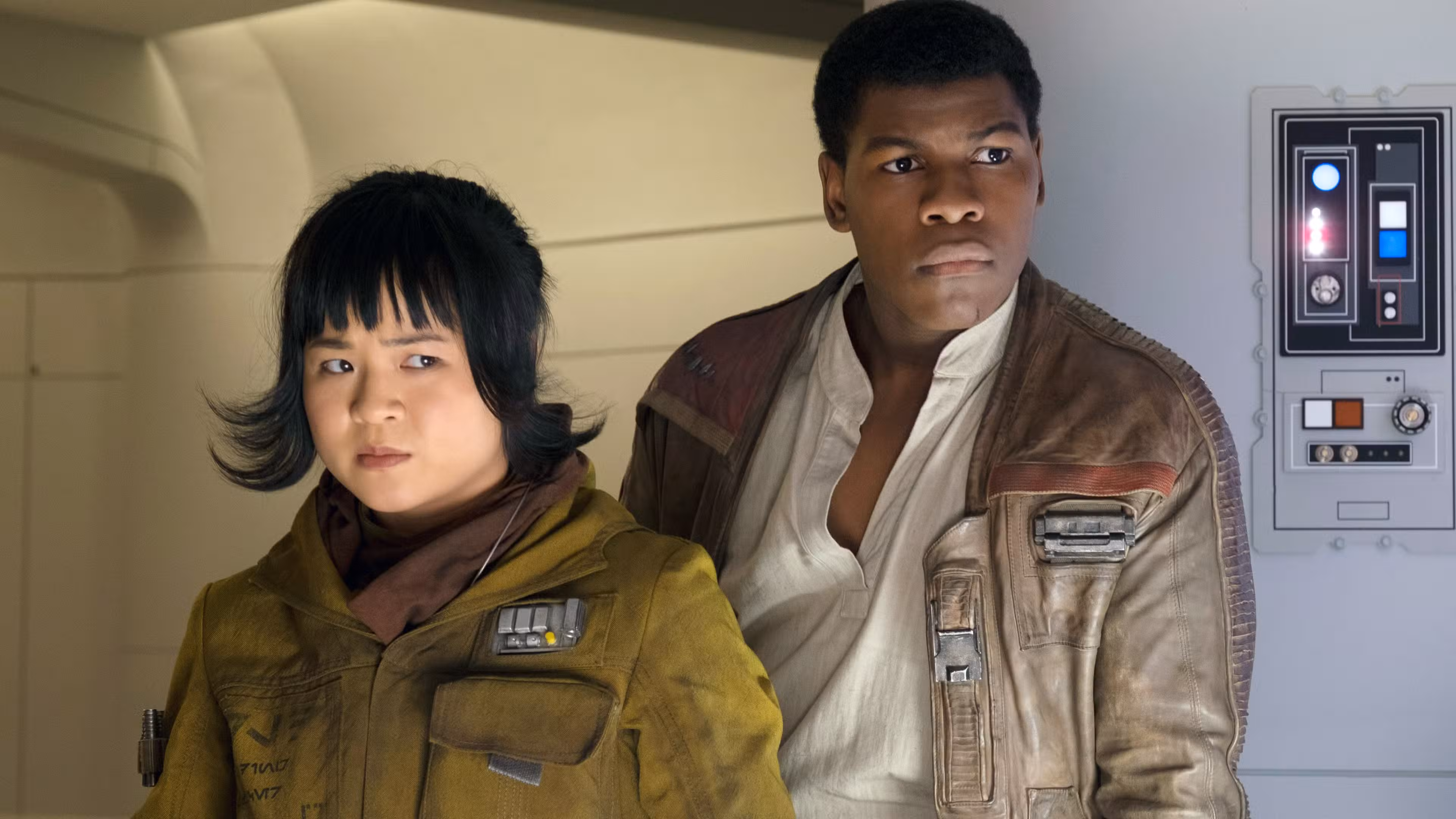 Rose (Kelly Marie Tran) y Finn (John Boyega) lucen cautelosos en Star Wars The Last Jedi