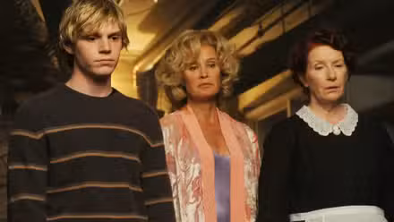 Tate, Constance y Moira parecen preocupadas en American Horror Story