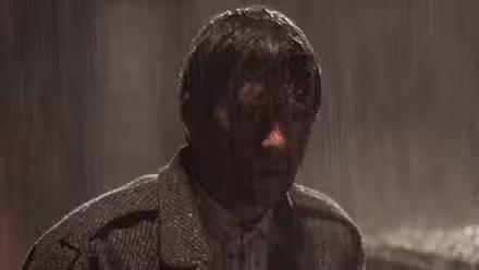 Un hombre bajo la lluvia en Dark 2017