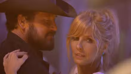 Beth (Kelly Reilly) y Rip (Cole Hauser) bailando juntos en Dutton Ranch