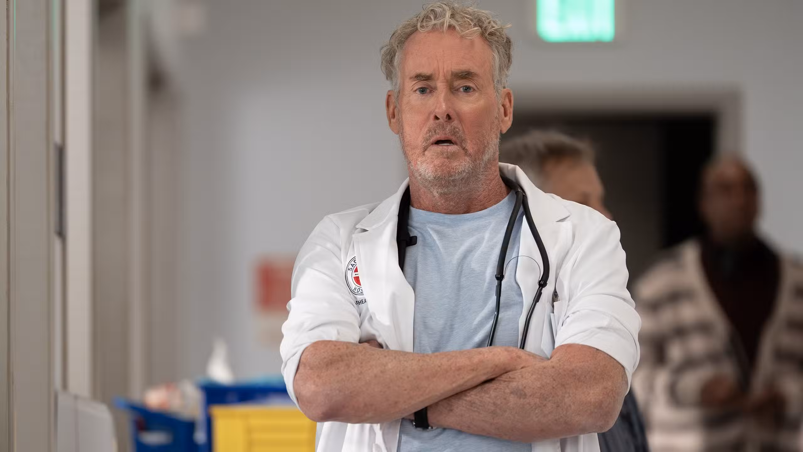 John C. McGinley como el Dr. Cox cruzándose de brazos y luciendo preocupado en Scrubs