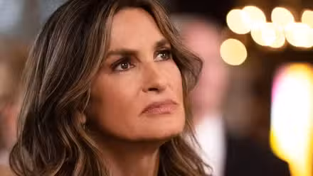 Olivia Benson (Mariska Hargitay) mirando con tristeza algo fuera de la pantalla en Law & Order: SVU Temporada 27 Episodio 1