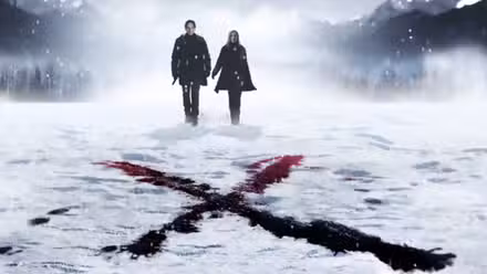 Póster de Expediente X Quiero creer con Mulder (David Duchovny) y Scully (Gillian Anderson) caminando en la nieve.