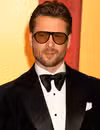 Foto de cabeza de Glen Powell en la fiesta Vanity Fair de los 96º Premios de la Academia
