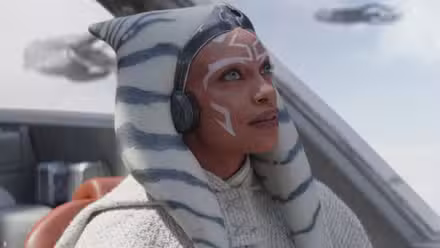 Rosario Dawson como Ahsoka Tano dentro de su nave