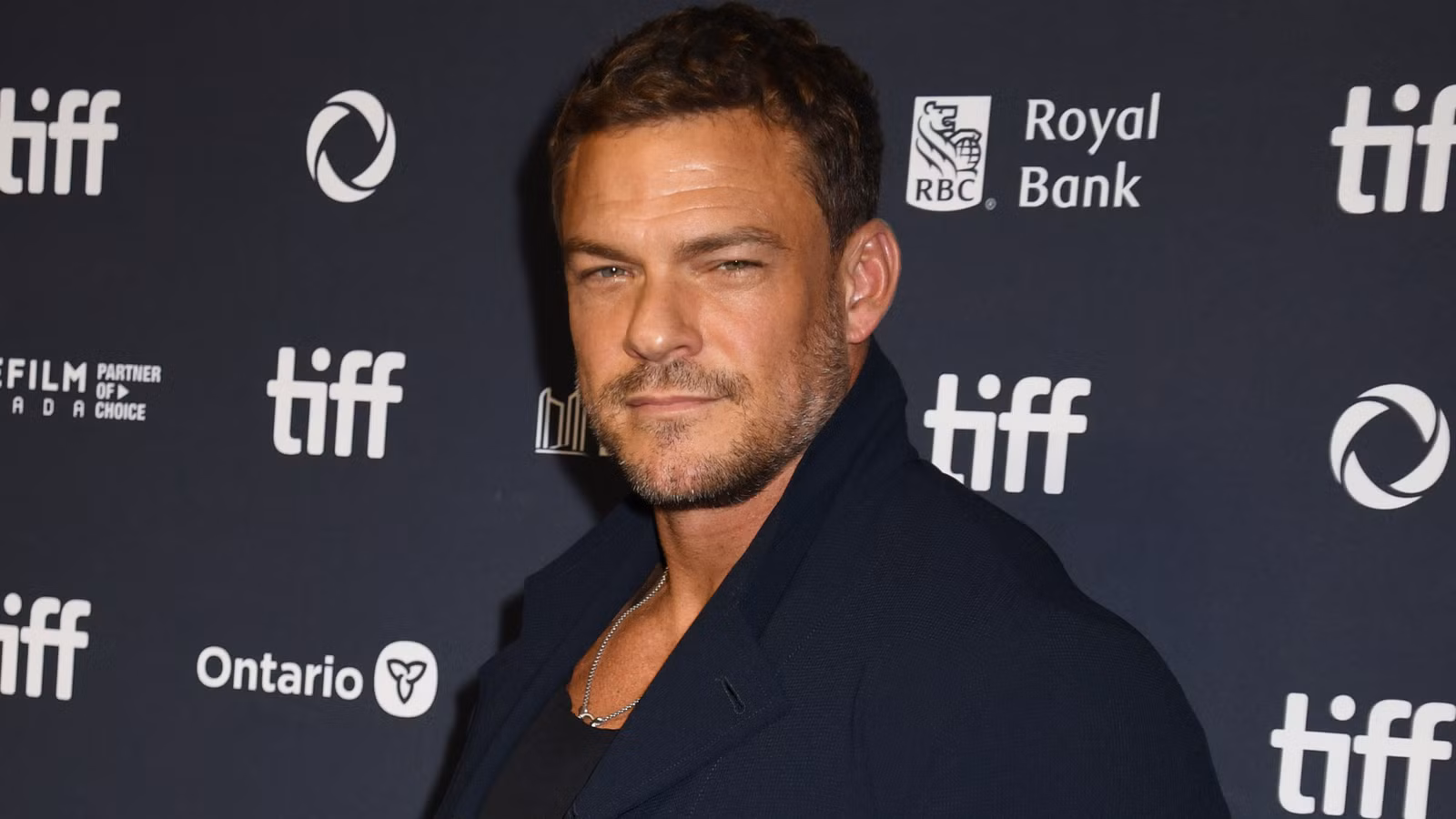 El nuevo y atrevido thriller de venganza con clasificación R de Alan Ritchson se estrenará en dos semanas