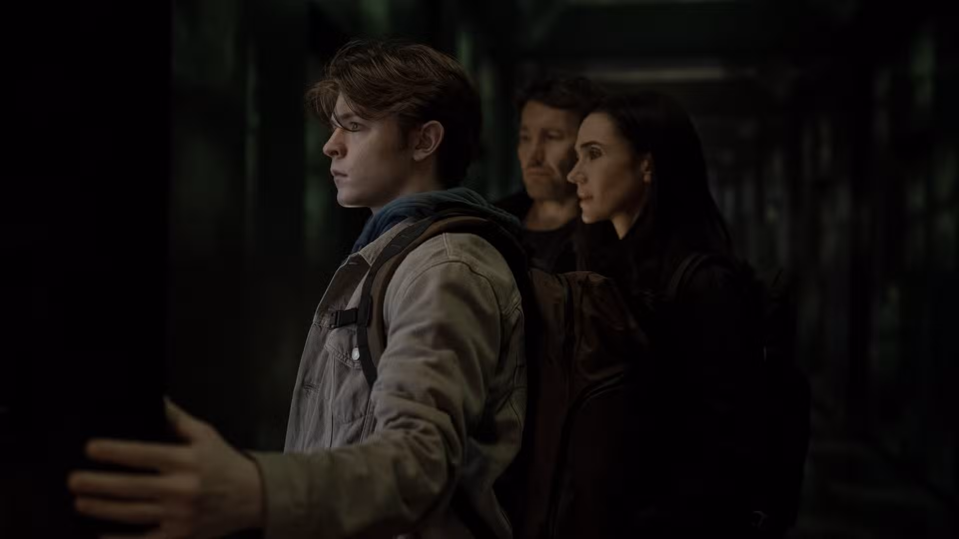 Jason, Daniela y Charlie miran a través de una puerta en la temporada 2 de Dark Matter