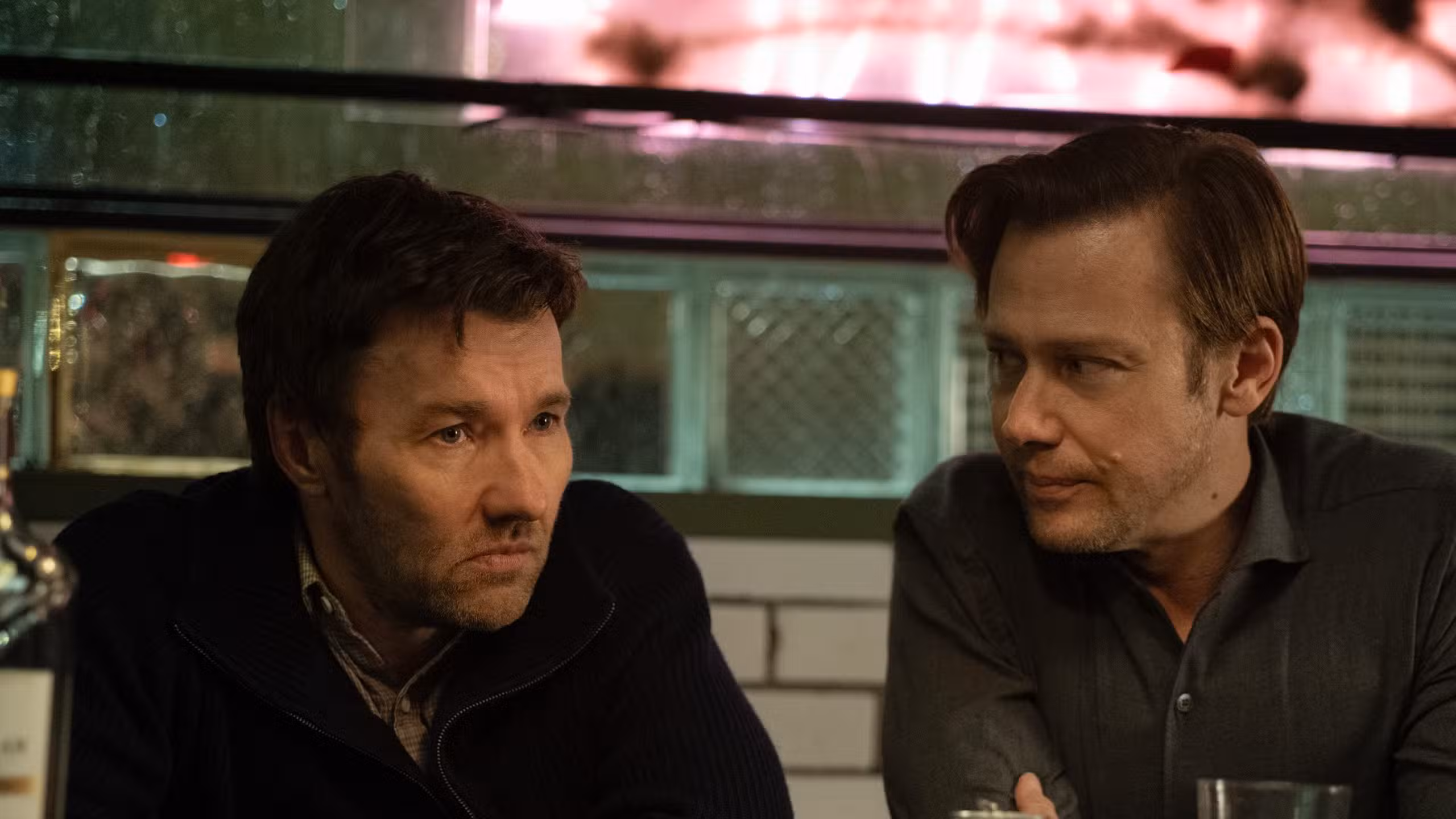 Joel Edgerton como Jason y Jimmi Simpson como Ryan en Dark Matter temporada 1