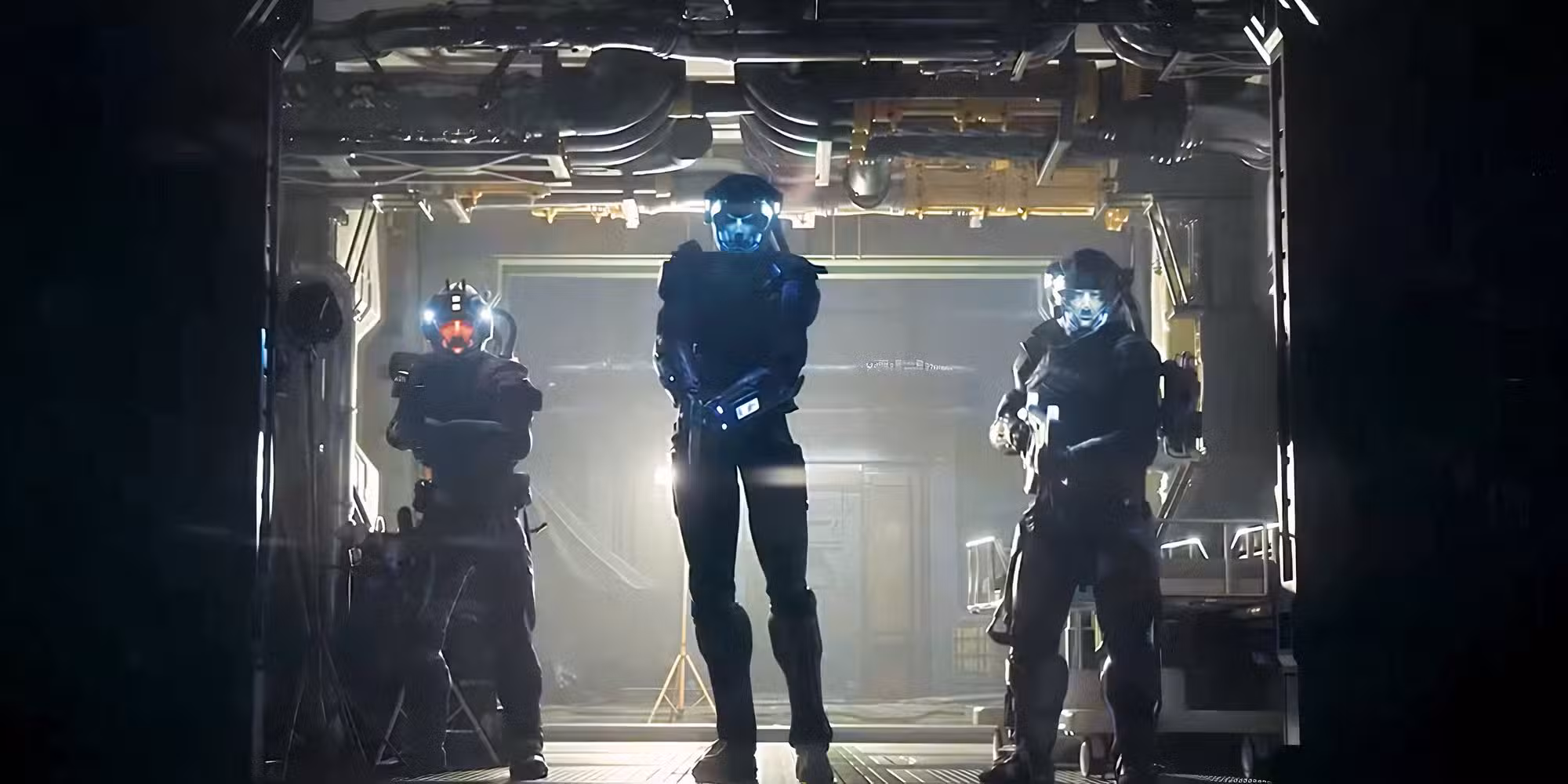The Expanse Osiris Reborn tres personajes en una puerta