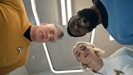 Pike Chapel y M'Benga miran a Spock
